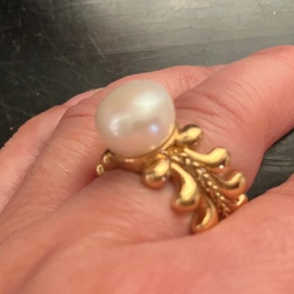 Ann Taylor Jewelry - Ann Taylor Gold Leaf with Big Pearl Ring